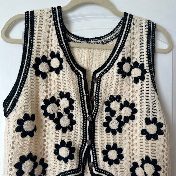 Black and Cream Crochet Floral Vest - Picture 3 of 4